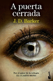 A puerta cerrada.